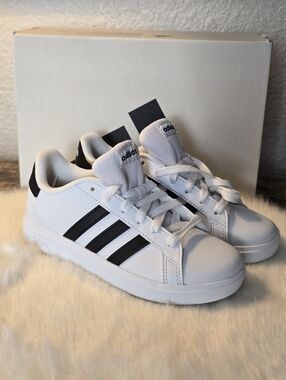 Adidas Kids' Grand Court Lifestyle Tennis Lace-Up White Shoes size 2 unisex NWT